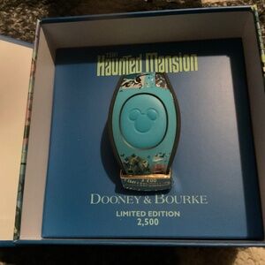 Disney park Dooney and bourke haunted mansion magic band - limited edition